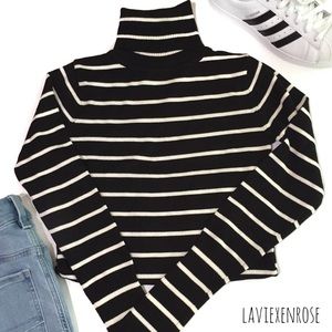 🆕 Black and White Striped Turtleneck (Juniors)